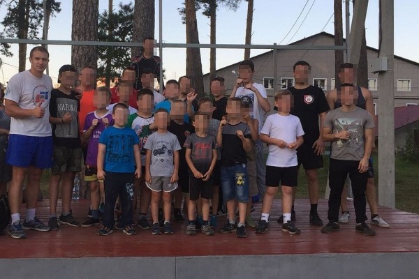 «Меня сдала какая-то дамочка»: тренера вызвали в полицию из-за фотографии с детьми «Меня сдала какая-то дамочка»: тренера вызвали в полицию из-за фотографии с детьми