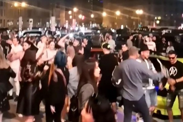 Пир во время коронавируса: молодежь устроила дикую тусу в центре Новосибирска