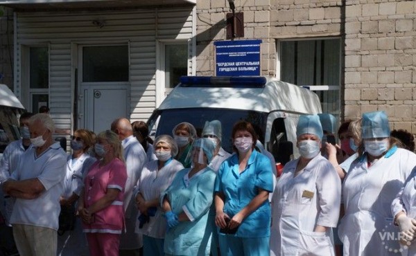 &laquo;Вышли на улицу и обомлели&raquo;: военный оркестр сыграл для медиков Бердска