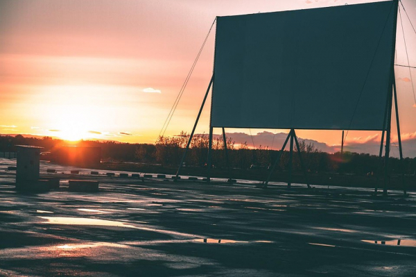 «Сидим в машинах, алкоголя нет»: из-за режима самоизоляции в России заработали первые автокинотеатры «Сидим в машинах, алкоголя нет»: из-за режима самоизоляции в России заработали первые автокинотеатры