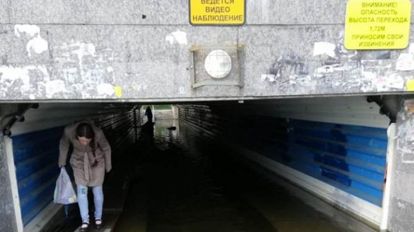 Новосибирцы жалуются на переход для лилипутов в городе Обь