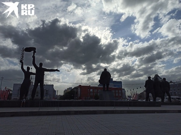 Полетело все: деревья падали на дома и машины, остановки сносило - фото и видео бури 26 мая 2020 года в Новосибирске
