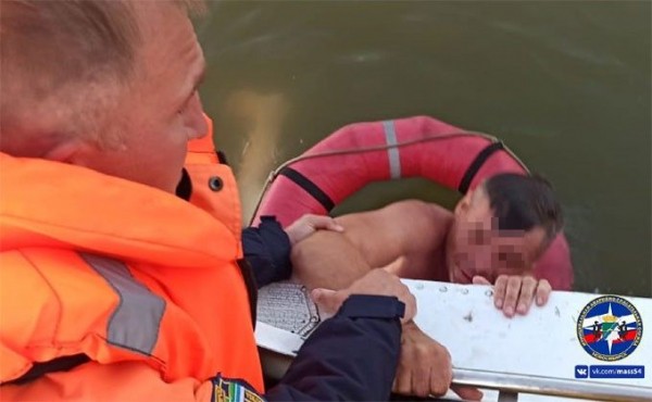 Пьяный купальщик упорно держался на воде в ожидании спасателей Пьяный купальщик упорно держался на воде в ожидании спасателей