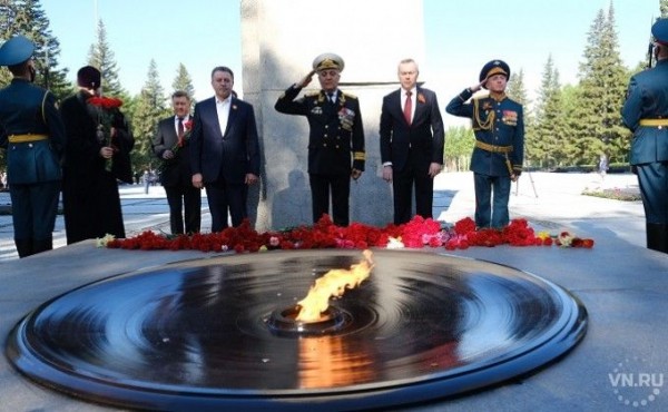Цветы к Вечному огню в Новосибирске возложили руководители области и СФО