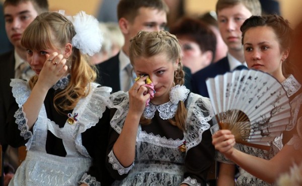 &laquo;Девочки страдают &ndash; они мечтали, накупили платьев&raquo; &ndash; отменят ли выпускные 2020?