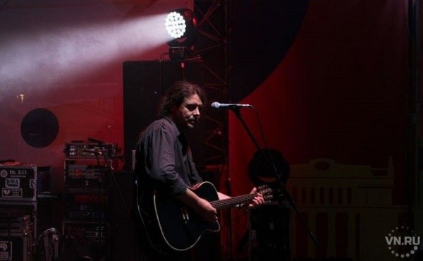 Дмитрий Ревякин самоизолировался и записывает песни в Новосибирске