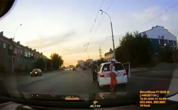 Отлетевшее от фуры колесо подбило легковушку в центре Новосибирска Отлетевшее от фуры колесо подбило легковушку в центре Новосибирска