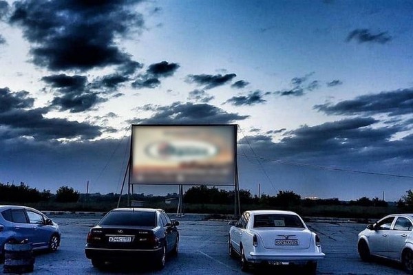«Сидим в машинах, алкоголя нет»: из-за режима самоизоляции в России заработали первые автокинотеатры «Сидим в машинах, алкоголя нет»: из-за режима самоизоляции в России заработали первые автокинотеатры