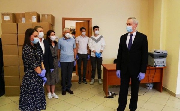 Андрей Травников оценил работу волонтерского центра &laquo;Единой России&raquo;