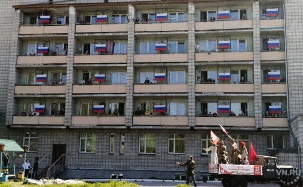 Флаги Дня Победы 2020 на балконах и в окнах Новосибирска Флаги Дня Победы 2020 на балконах и в окнах Новосибирска