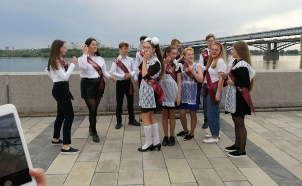 Редкие школьники рискнули отметить последний звонок 2020 на набережной