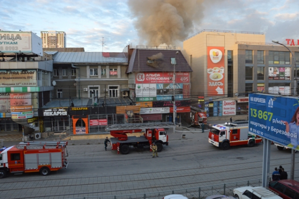Горит дом Мичурина 12а: сильный пожар в здании рядом с Центральным рынком Горит дом Мичурина 12а: сильный пожар в здании рядом с Центральным рынком
