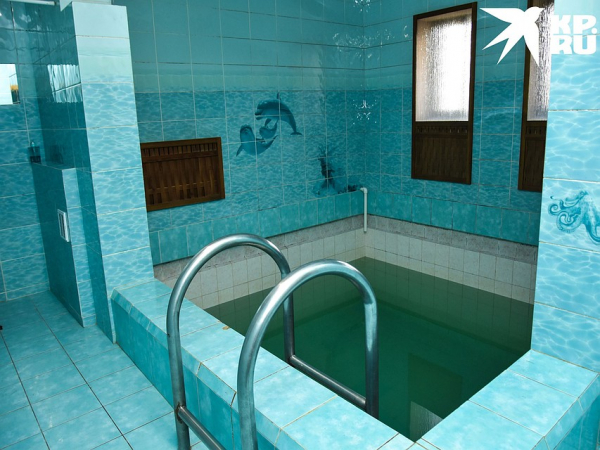 Двойняшки, школьный учитель и даже ребенок: зачем 15 блогеров сняли дом и теперь живут вместе