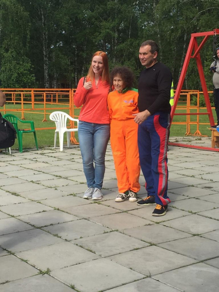 «Усмехались – зачем мне это»: 80-летняя сибирячка прыгнула с парашютом и хочет еще