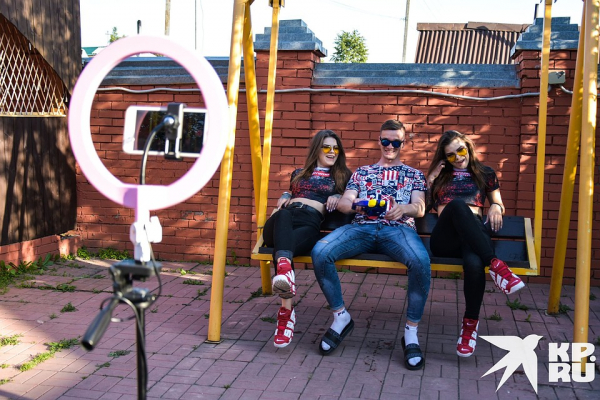 Двойняшки, школьный учитель и даже ребенок: зачем 15 блогеров сняли дом и теперь живут вместе