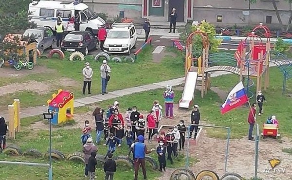 Массовый детский праздник провели при коронавирусе в Новосибирске