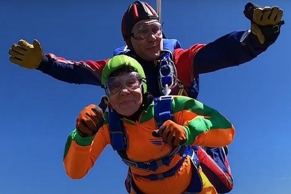 «Усмехались – зачем мне это»: 80-летняя сибирячка прыгнула с парашютом и хочет еще