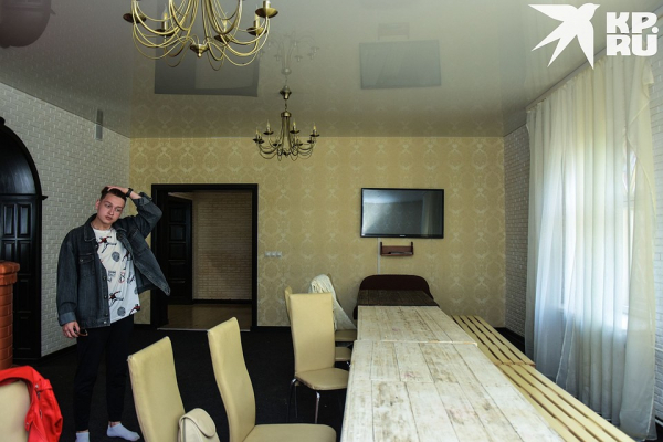 Двойняшки, школьный учитель и даже ребенок: зачем 15 блогеров сняли дом и теперь живут вместе