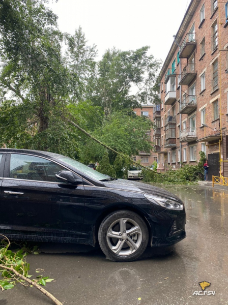 Ураган сорвал крышу здания и бросил на машины под Новосибирском Ураган сорвал крышу здания и бросил на машины под Новосибирском