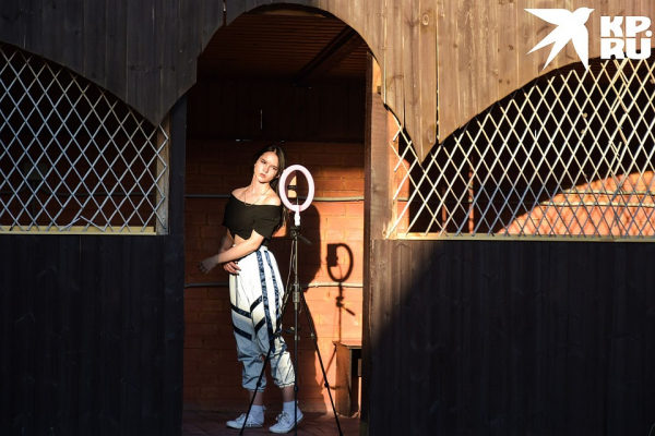 Двойняшки, школьный учитель и даже ребенок: зачем 15 блогеров сняли дом и теперь живут вместе