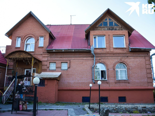 Двойняшки, школьный учитель и даже ребенок: зачем 15 блогеров сняли дом и теперь живут вместе