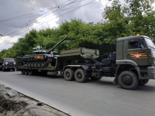 Колонна военной техники прошла по центру Новосибирска