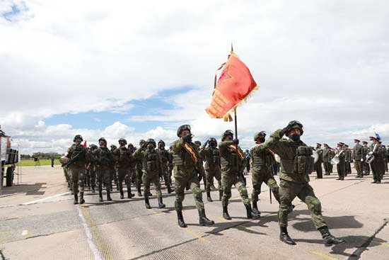 Парад Победы 2020 в масках репетируют военнослужащие