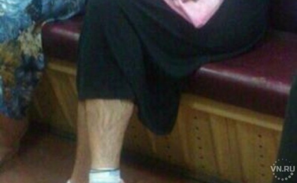 Девушка с волосатыми ногами в метро рассорила новосибирцев Девушка с волосатыми ногами в метро рассорила новосибирцев