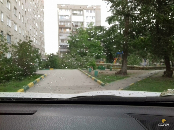 Ураган сорвал крышу здания и бросил на машины под Новосибирском Ураган сорвал крышу здания и бросил на машины под Новосибирском