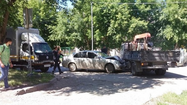 «Тойоте» покорёжило капот и вдавило бампер после ДТП в Новосибирске «Тойоте» покорёжило капот и вдавило бампер после ДТП в Новосибирске