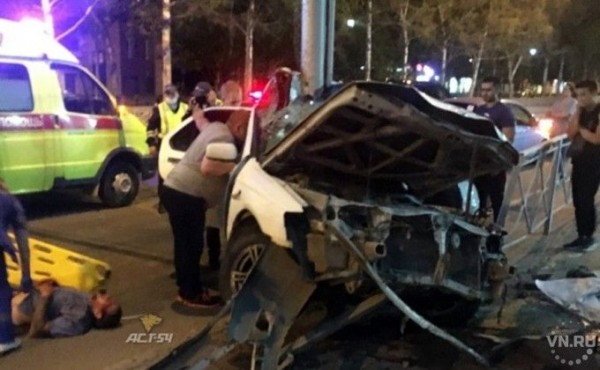 «Людей доставали с помощью гидравлики»: седан разбился в центре Новосибирска «Людей доставали с помощью гидравлики»: седан разбился в центре Новосибирска