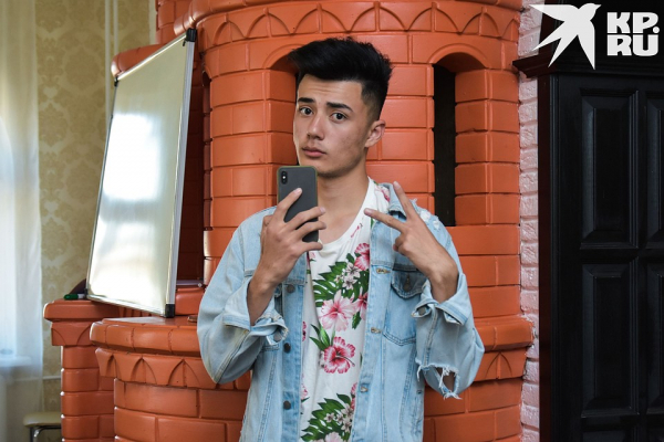 Двойняшки, школьный учитель и даже ребенок: зачем 15 блогеров сняли дом и теперь живут вместе