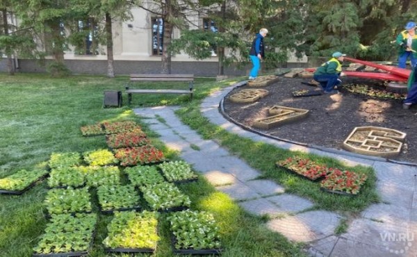 Цветочные часы пошли в центре Новосибирска Цветочные часы пошли в центре Новосибирска