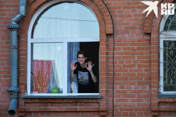 Двойняшки, школьный учитель и даже ребенок: зачем 15 блогеров сняли дом и теперь живут вместе