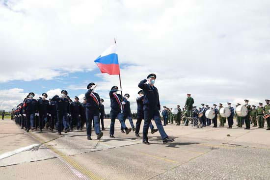 Парад Победы 2020 в масках репетируют военнослужащие