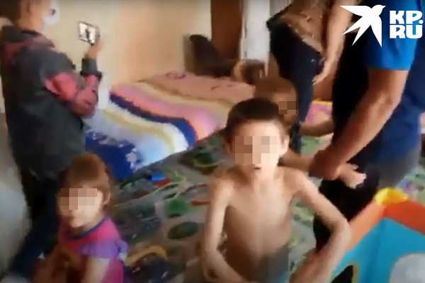 «Устала, у них характер дебильный»: многодетная мать получила 50 тысяч от государства и написала отказ от пятерых детей «Устала, у них характер дебильный»: многодетная мать получила 50 тысяч от государства и написала отказ от пятерых детей