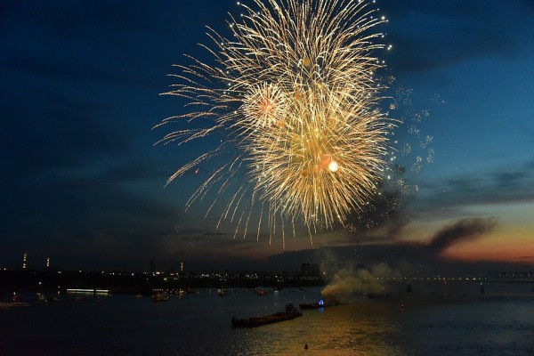 Салют в Новосибирске 24 июня 2020 года: прямая онлай-трансляция Салют в Новосибирске 24 июня 2020 года: прямая онлай-трансляция