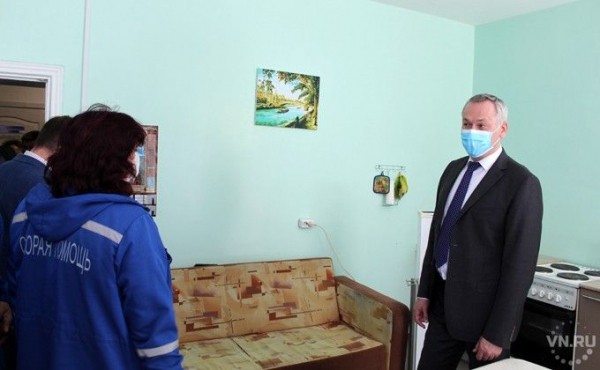 Губернатор Травников проверил наличие средств защиты у медиков Искитима
