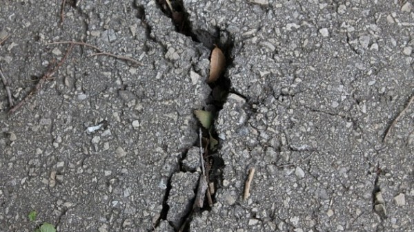 В Новосибирске военная техника повредила асфальт