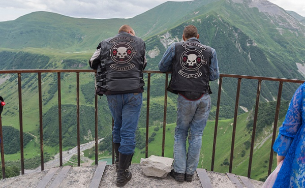 Правила жизни сибирских байкеров: «Уронил с байка – женись» Правила жизни сибирских байкеров: «Уронил с байка – женись»