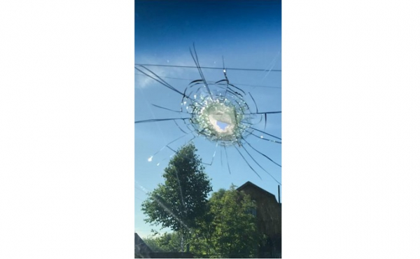 Лобовое стекло прострелили перед зданием суда - разборки в садовом товариществе Лобовое стекло прострелили перед зданием суда - разборки в садовом товариществе