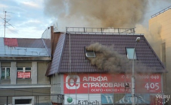 Горит дом Мичурина 12а: сильный пожар в здании рядом с Центральным рынком