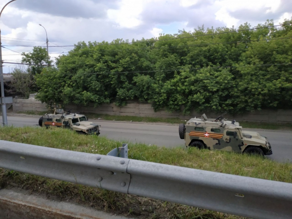 Колонна военной техники прошла по центру Новосибирска