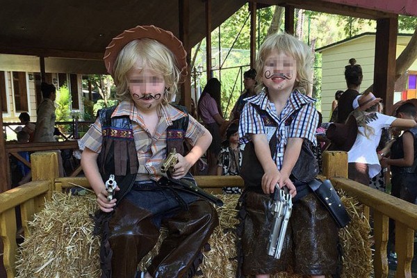 &laquo;Дети были дома не одни&raquo;: Мальчики, упавшие с 11 этажа в центре Москвы, снимались в &laquo;Вечернем Урганте&raquo; и клипе Басты