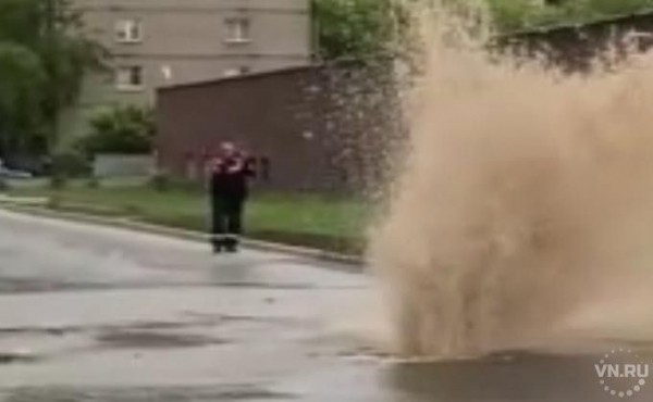 Гейзер грязи рванул в Новосибирске во время испытаний теплосетсей