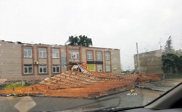 Сильный ветер снес крышу и поломал деревья в Новосибирске