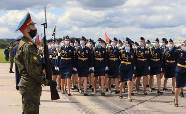 Парад Победы 2020 в масках репетируют военнослужащие