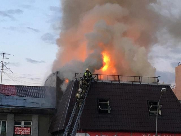 Горит дом Мичурина 12а: сильный пожар в здании рядом с Центральным рынком Горит дом Мичурина 12а: сильный пожар в здании рядом с Центральным рынком
