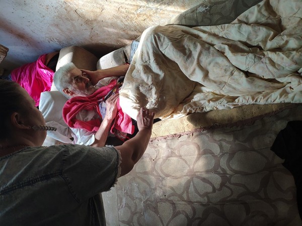 &laquo;На ногах у него уже язвы, а родные его лечат водкой&raquo;: парализованный инвалид гниет заживо в собственной квартире