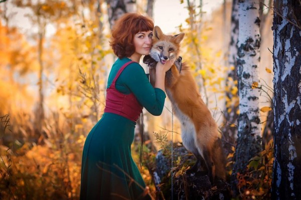 Не отдам на шапку! Сибирячка спасла лисенка со зверофермы, теперь он живет с ней, собакой и котом